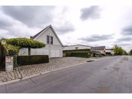 villa met 3 kamers  20 zonnepanelen en een dubbele garage op 800 m²