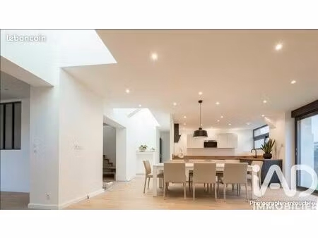 loft/atelier/surface 6 pièces 161 m²