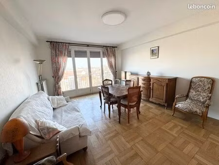 bel appartement avec balcon et garage