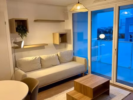 t2 rénové avec balcon – résidence sécurisée – parking – caen