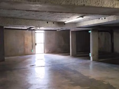 place de parking couvert fermé  av marceau à toulon