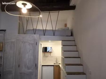 joli studio rénové meublé disponible à la location