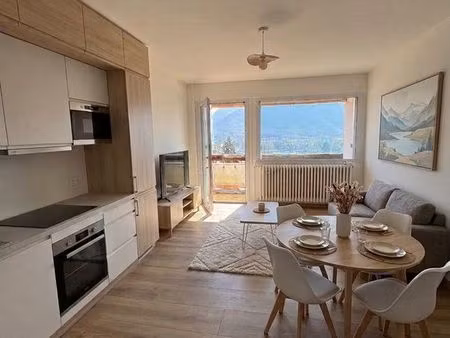 t4 traversant dernier étage – meublé avec goût – balcon vue salève – parking – 9 min tram 