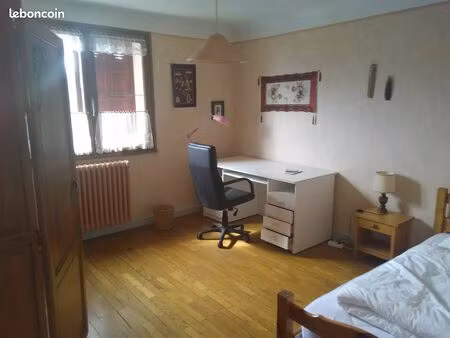 chambre meublée avec cuisine et sanitaires