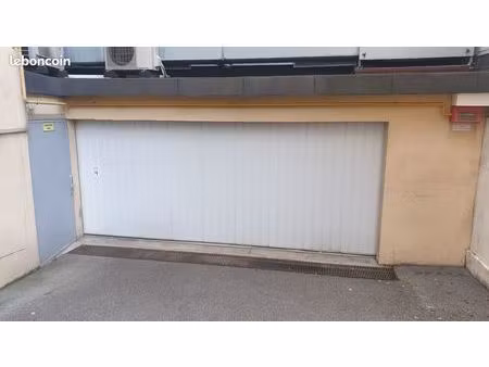 entrepôt  local  stockage ou grand garage