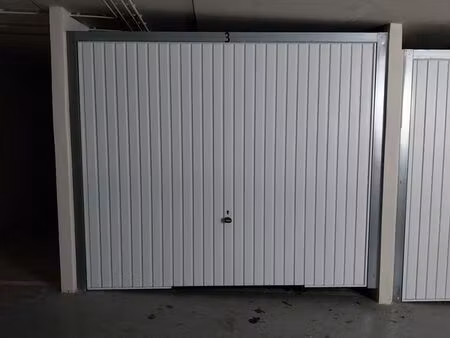 box fermé à louer (en intérieur)