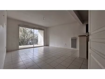 proche chu 3 pieces lumineux avec terrasse et parkings