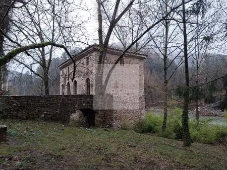 propriété en pierre en bord de rivière