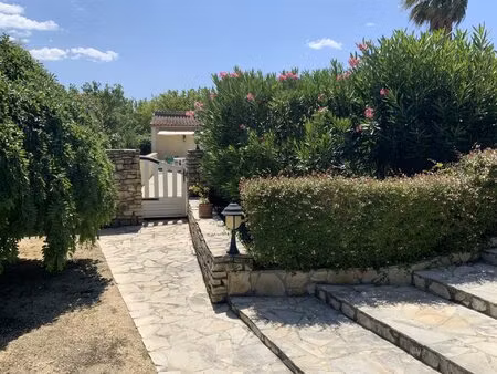 villa de plain pied sur un terrain de 2300 m2 avec piscine.