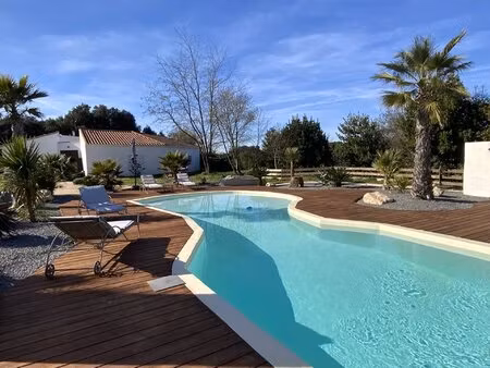villa de plain pied à 10 minutes d' uzès sur un beau terrain de 2200 m2 avec piscine.