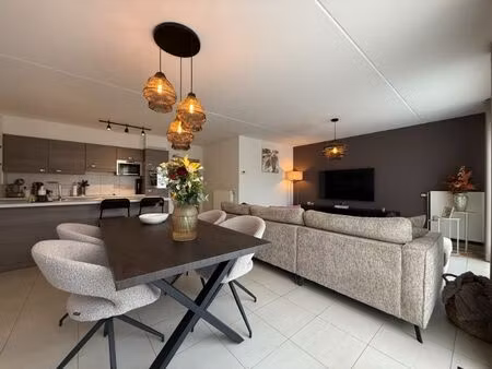 prachtig appartement met 2 slpks  ruim terras en parking