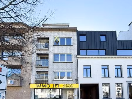 appartement met 2 slaapkamers op topligging aan de grote markt in beveren