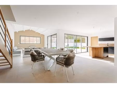 contemporaine de bourg en bord de mer