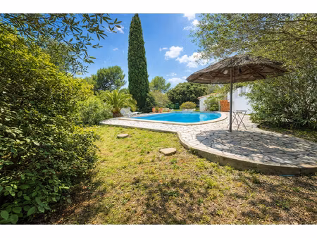 maison de 183m² sur un terrain de 1611m²   piscine