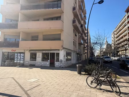 location local commercial 2 pièces 52m2 pau 64000 - 950 € - surface privée
