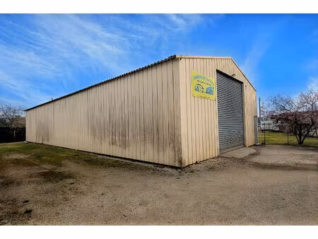 hangar d'activité avec terrain et belle visibilité à izon