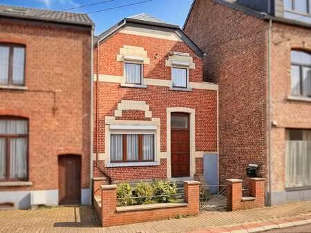 maison villageoise 3 façades sur 2 ares 70 ca de terrain.