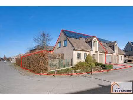 lichtrijke gezinswoning met 3 slaapkamers  garage en tuin...