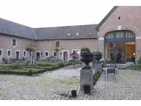 ferme unique avec 15 appartements à visé