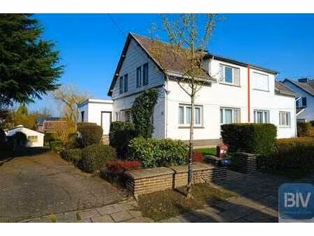 maison 3 façades  3 chambres  garage et grand jardin.