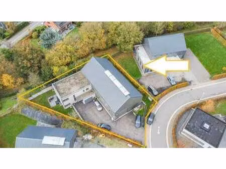 ensemble: maison 3 facades + entrepot + showroom + bureaux