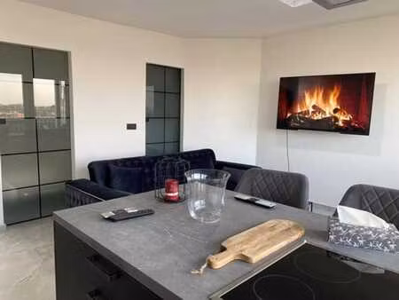 studio idéalement situé totalement rénové avec terrasse!