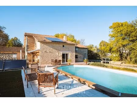 authentique moulin à eau du xiiie siècle et sa roue d'époque