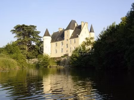 château fort du xvème siècle  remanie au xixème siècle  dominant