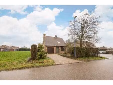 rustig gelegen open bebouwing met ruime tuin