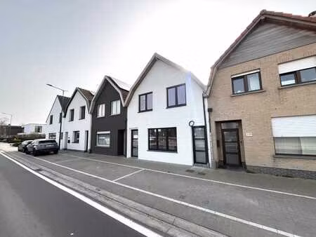 une maison entièrement rénovée avec un magnifique jardin ...