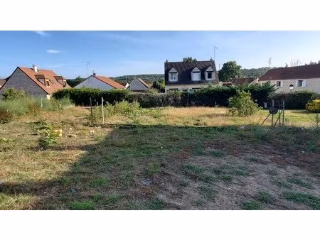 très beau terrain constructible de 689 m2 avec une facade de 21 mètres