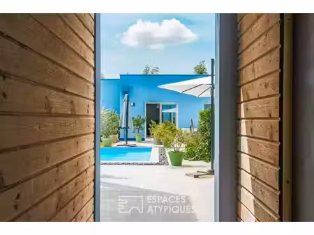contemporaine dans un environnement boisé