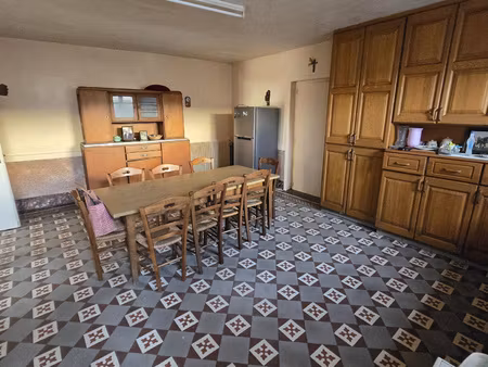 très grande maison de village