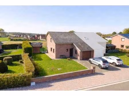 belle maison 3 façades avec 3 chambres dans un quartier calm