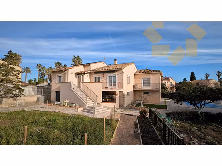 villa 4 chambres de 132m2 habitables + 130m2 d'annexes