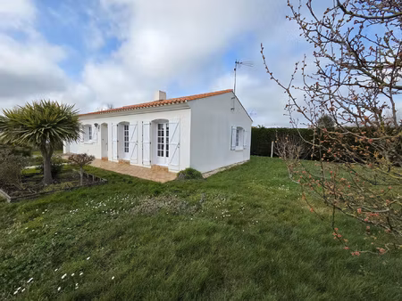 proximité immédiate du centre bourg avec ses commerces  vill