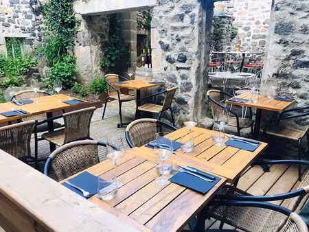 fond de commerce restaurant bar a vins dans village touristique