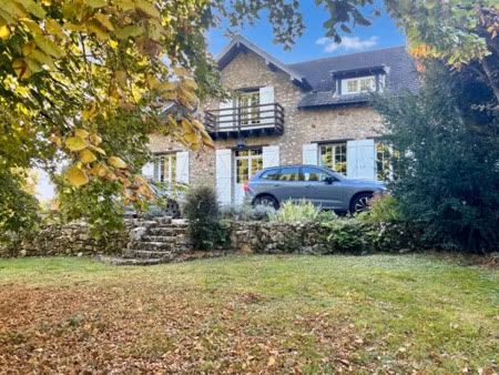 belle propriété d'environ 300 m2 dans un cadre verdoyant