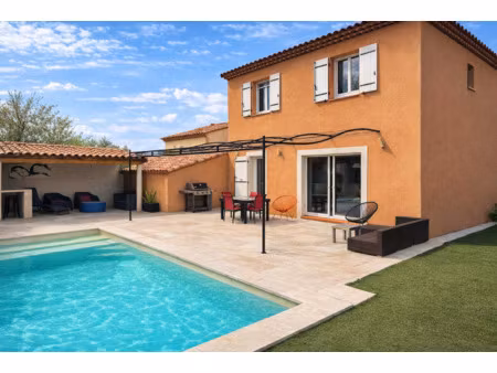 éoures maison avec piscine dans environnement résidentiel