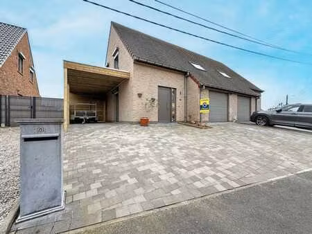 construction récente 3 façades dans la campagne d'evregnies