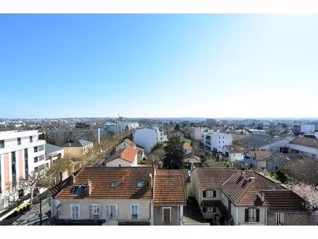 grand studio ensoleillé avec vue