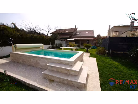 maison de ville t4 entièrement rénovée avec piscine