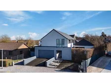 superbe villa contemporaine située dans un quartier prisé