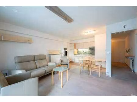 charmant appartement de 2 chambres dans un emplacement priv