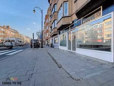 local commercial 206m² + 80m² extérieur – charles quint