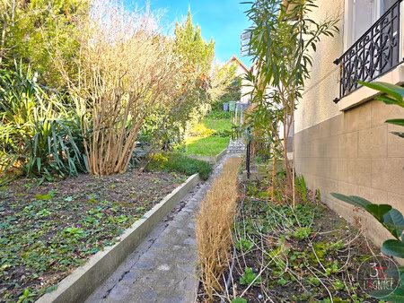 maison individuelle avec beau jardin