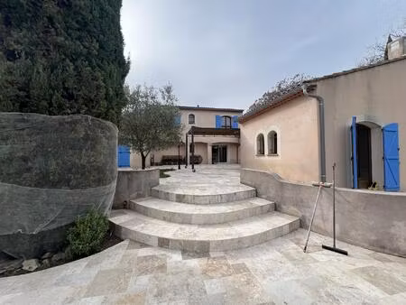 belle maison traditionnelle sur grand terrain arboré