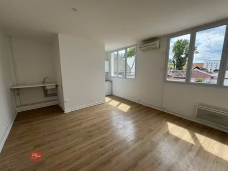 location locaux professionnels 26.7 m² à pantin (93500)  8 160 €