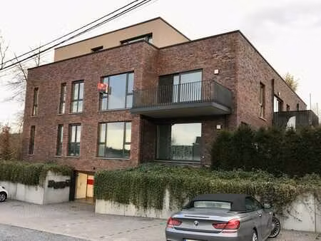 luxueux appartement avec jardin.