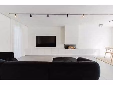 modernistische woning met 4 slaapkamers en tuin te drongen